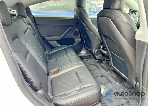 2022 Tesla Model Y z USA, uszkodzony, nr VIN 7SAYGDEE3NF573867